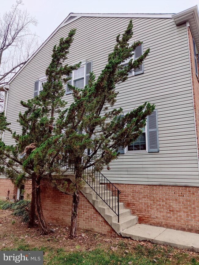Building Photo - 9662 Eaton Woods Pl