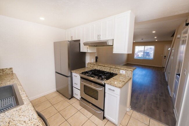 Building Photo - 2 Bedroom 1.5 Bath Available Now in El Cajon! AC/OFF STREET PARKING/IN UNIT LAUNDRY