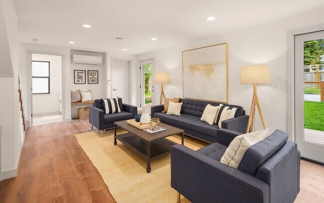 Foto del edificio - Modern Two-Bedroom House in Maple Leaf Nei...
