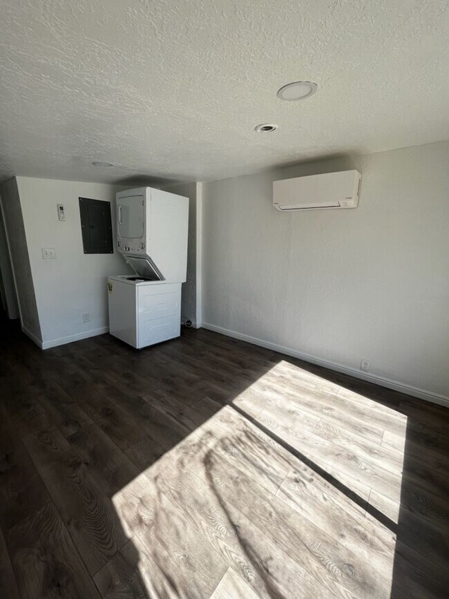 Foto del edificio - Brand New Updated studio home is a must se...