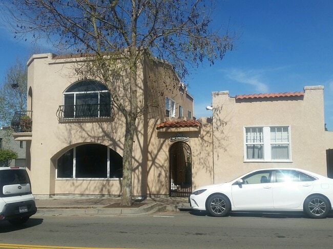 Building Photo - 6401 Fairmount Ave