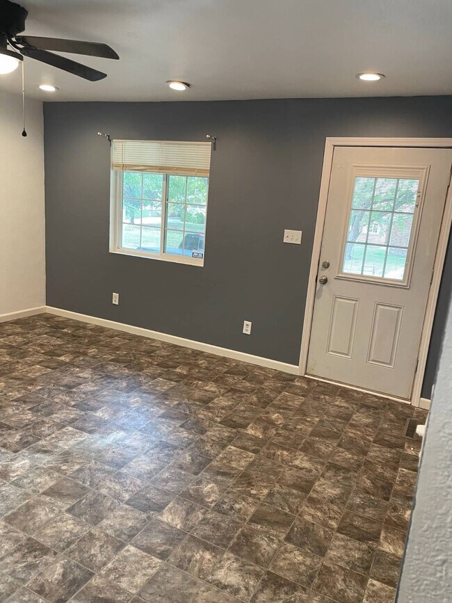 Building Photo - 608 W 8th St