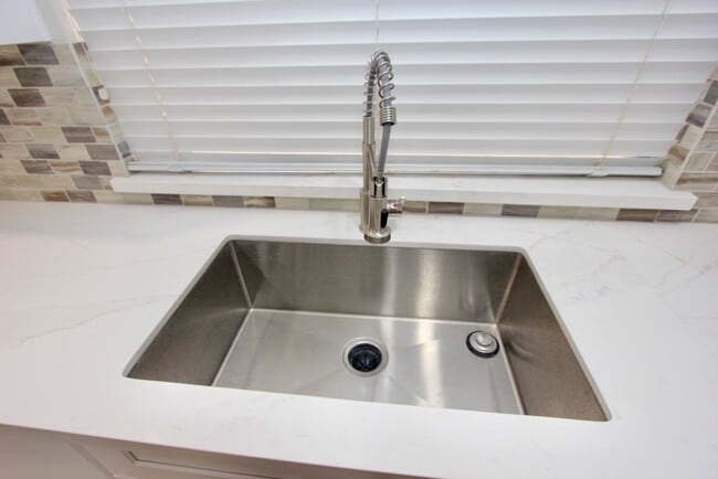 Foto del edificio - 3015 Green Fields Dr