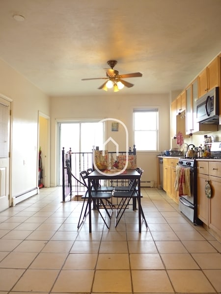 Building Photo - 810 Parker St