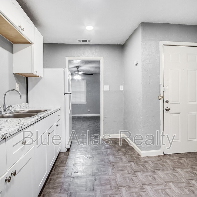 Building Photo - 2215 Riverview Dr