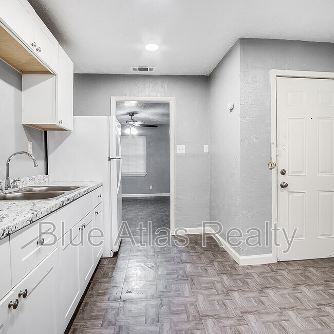 Foto del edificio - 2215 Riverview Dr