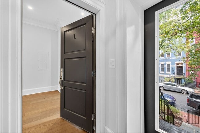 Building Photo - Available Now! 2 Bed // 2.5 Bath Between U...