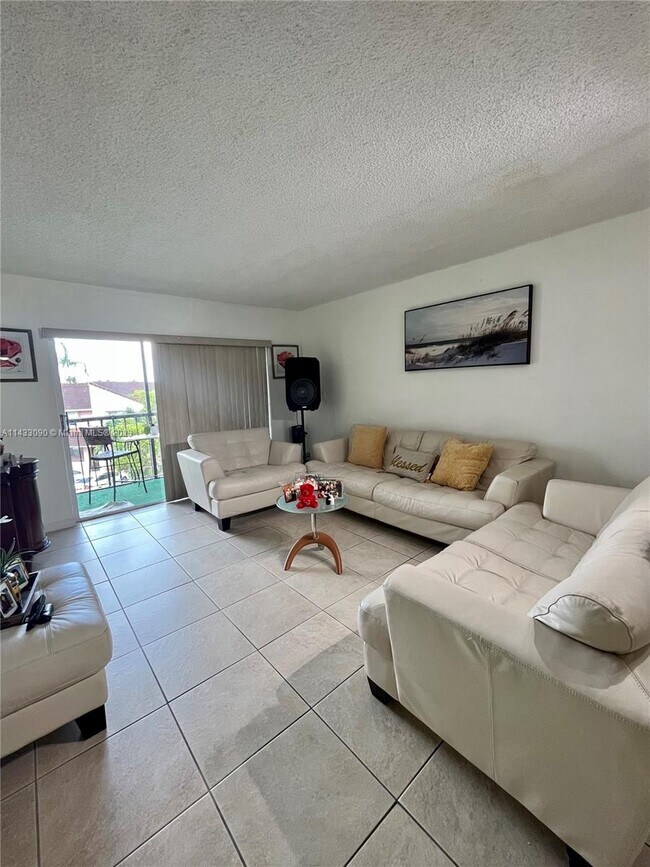 Foto del edificio - 8005 Lake Dr