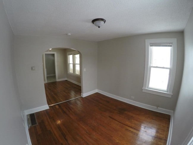Building Photo - 1327 W 67th St