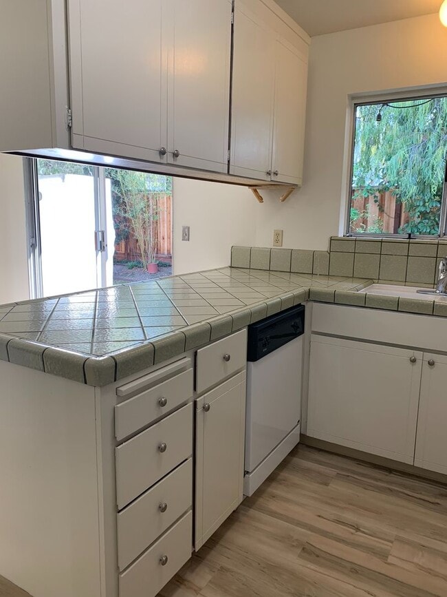 Building Photo - 1252-1254 Valerian Court