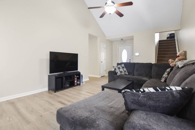 Building Photo - Three Bedroom with Bonus!