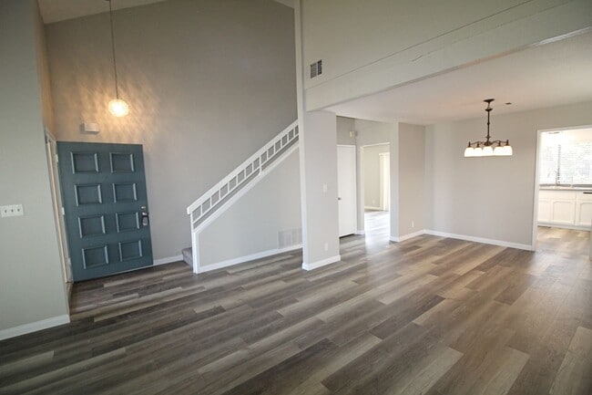Building Photo - Oxnard | 4 bedroom + 2.5 bathroom Single F...