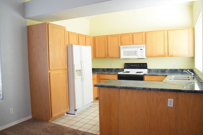 Building Photo - Great 1 bedroom condo with garage