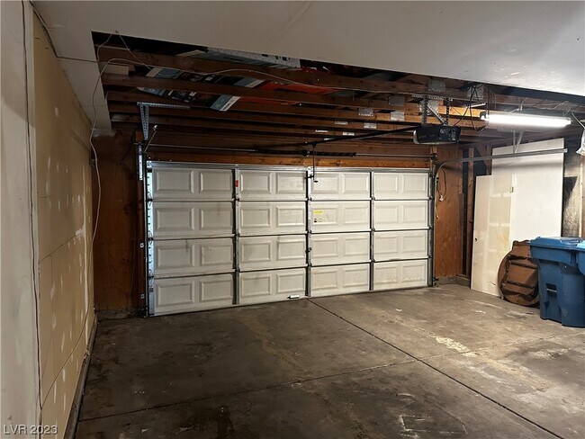 Building Photo - 729 Thousand Oaks Dr