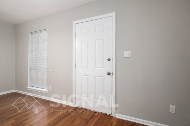 Building Photo - 1827 Huntington Dr