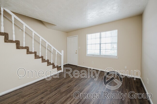 Building Photo - 425 Oakwood Ave