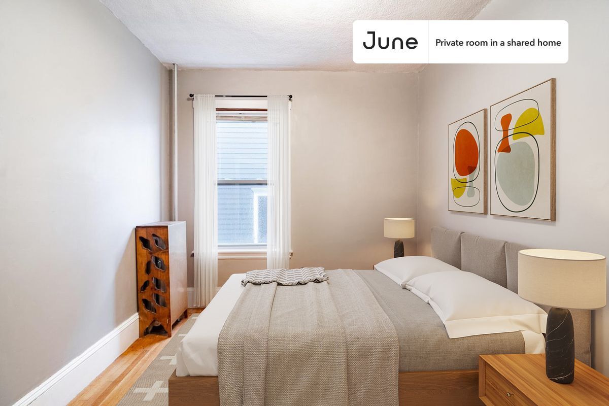 Foto principal - Private bedroom in 5 bed/1 bath Home