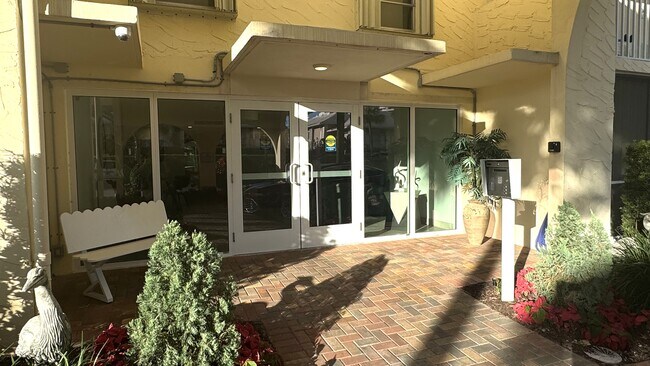 Building Photo - 951 De Soto Rd