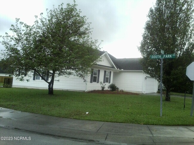 Building Photo - 201 Two Oaks Ct