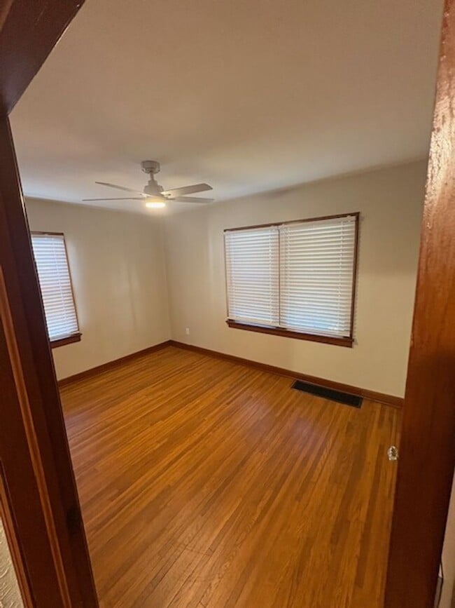 Building Photo - COMPLETE Remodel 2 Bedroom / 1 Bath House