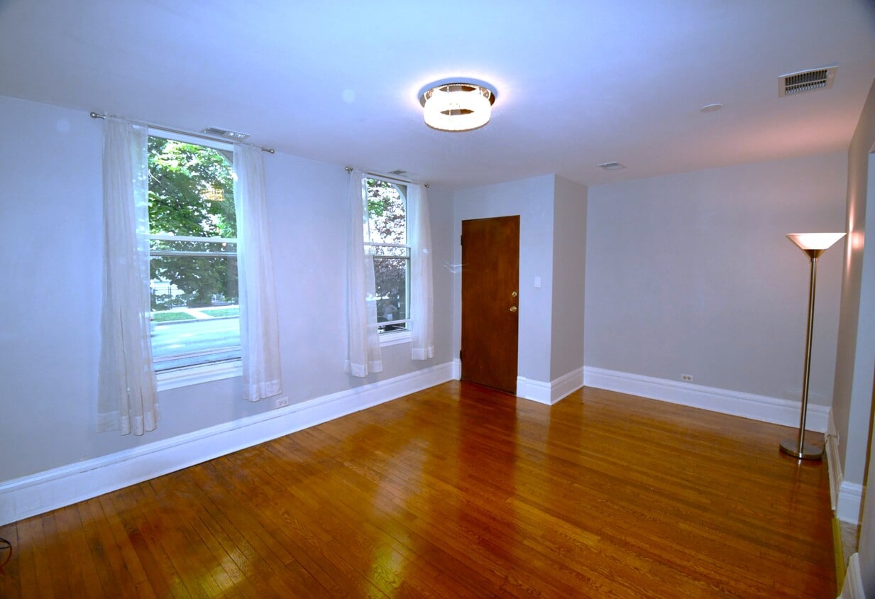 Foto principal - 1835 W Addison St