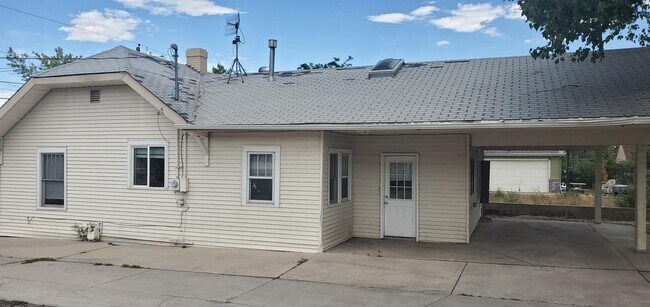 Building Photo - 2750 W Amherst Ave