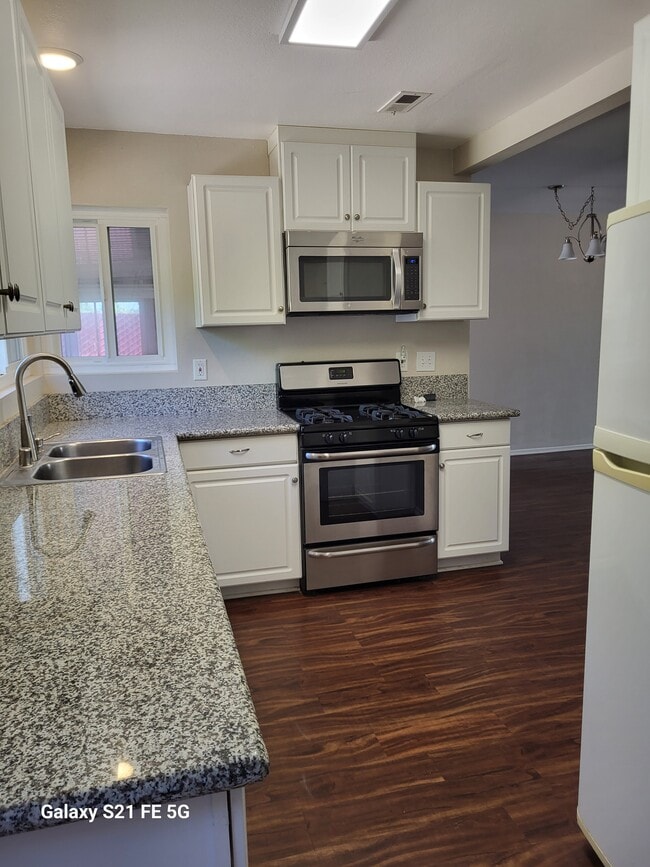 Foto del edificio - 4536 Beverly Glen Dr