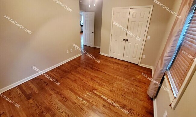 Building Photo - Beautiful Home in Mission, KS-Available NO...