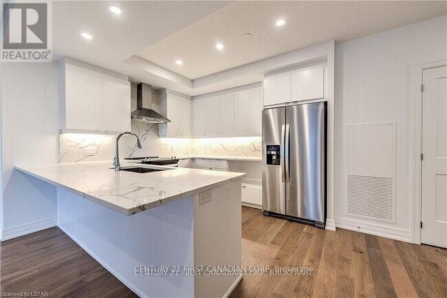 Photo du bâtiment - 460-460 Callaway Rd