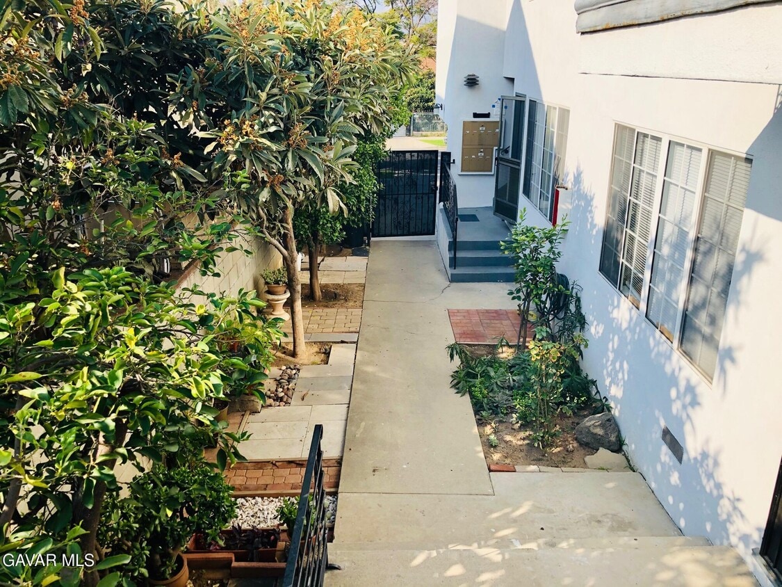 Primary Photo - 1138 N Berendo St