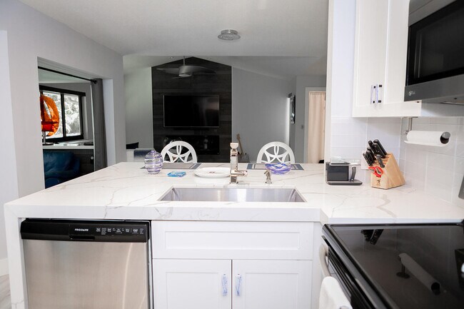 Building Photo - 5700 Coach House Cir