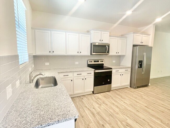 Foto del edificio - 3 br 2.5 ba townhome, covered front porch ...