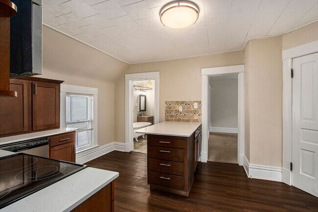 Building Photo - 2-bedroom apartment with office on top flo...