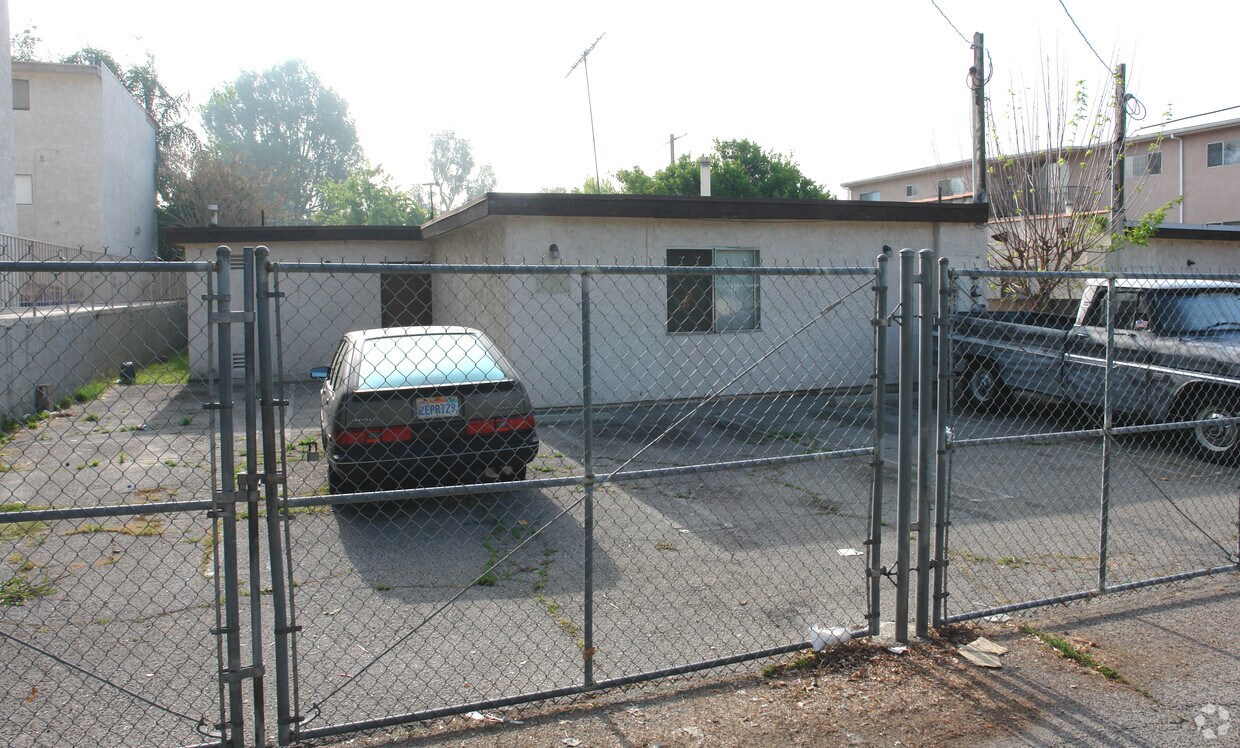 Primary Photo - 8439 Lindley Ave
