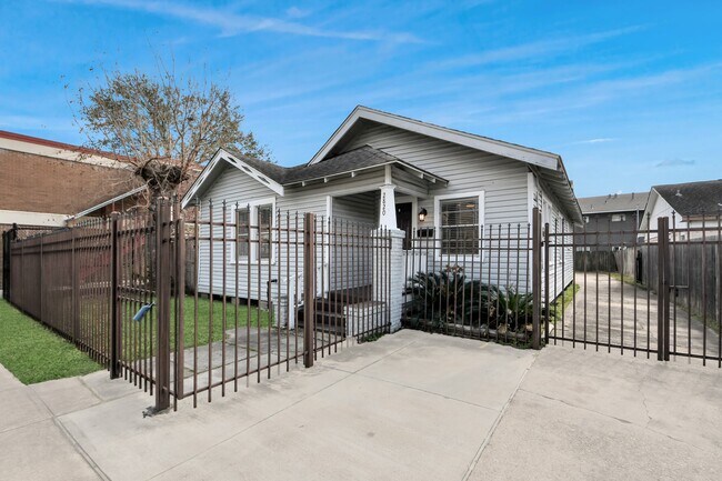 Building Photo - 2820 Holman St