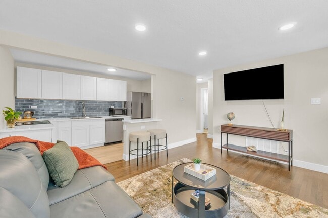 Photo - Fully Furnished Sunnyside Townhome | All-Inclusive | Flexible Stays