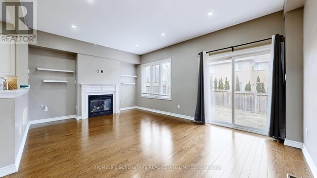 Building Photo - 751 Agnew Cres