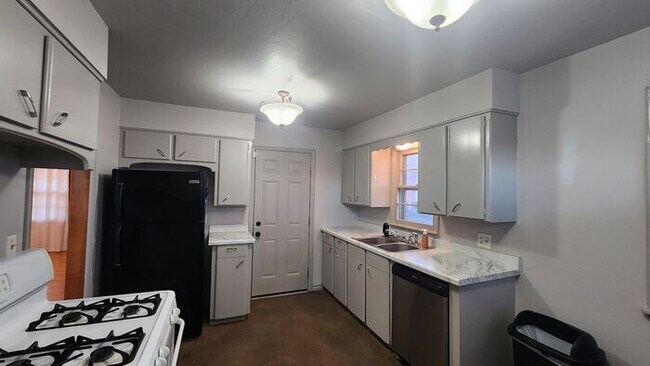 Foto del edificio - 3 Bed 1 Bath 1 Car in Biltmore Estates Add...