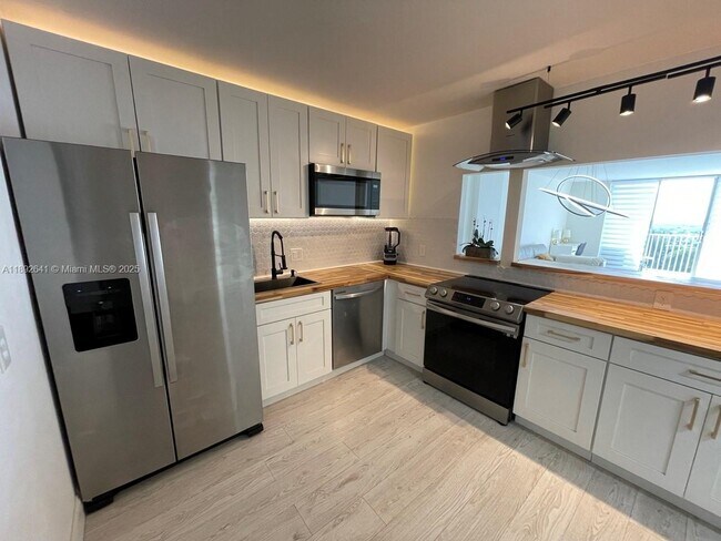 Foto del edificio - 2801 NE 183rd St