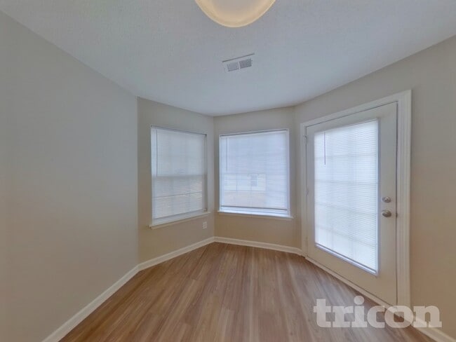 Foto del edificio - 1703 Mission Oaks St