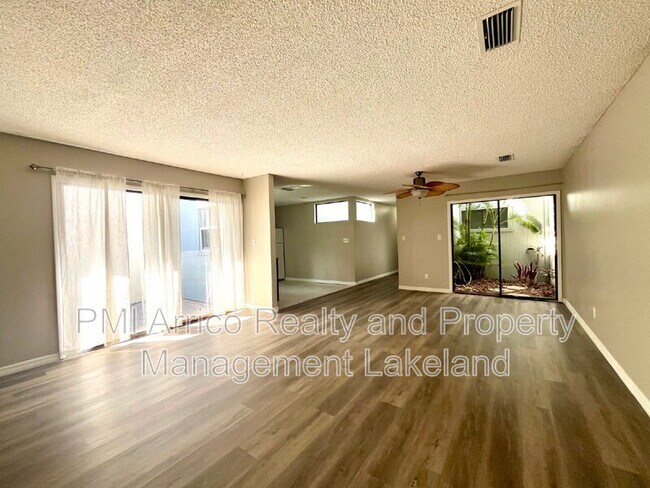 Foto del edificio - 6576 Sweetbriar Ln
