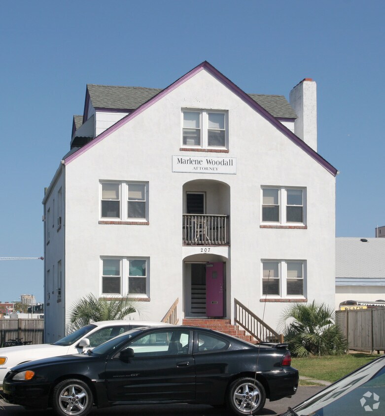 Building Photo - 207 12th St