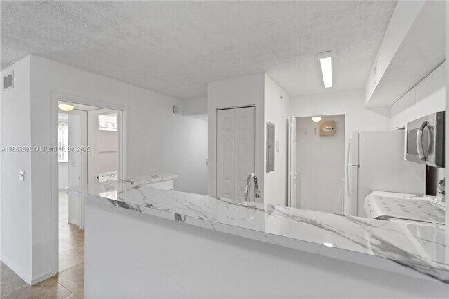 Foto del edificio - 11177 SW 8th St