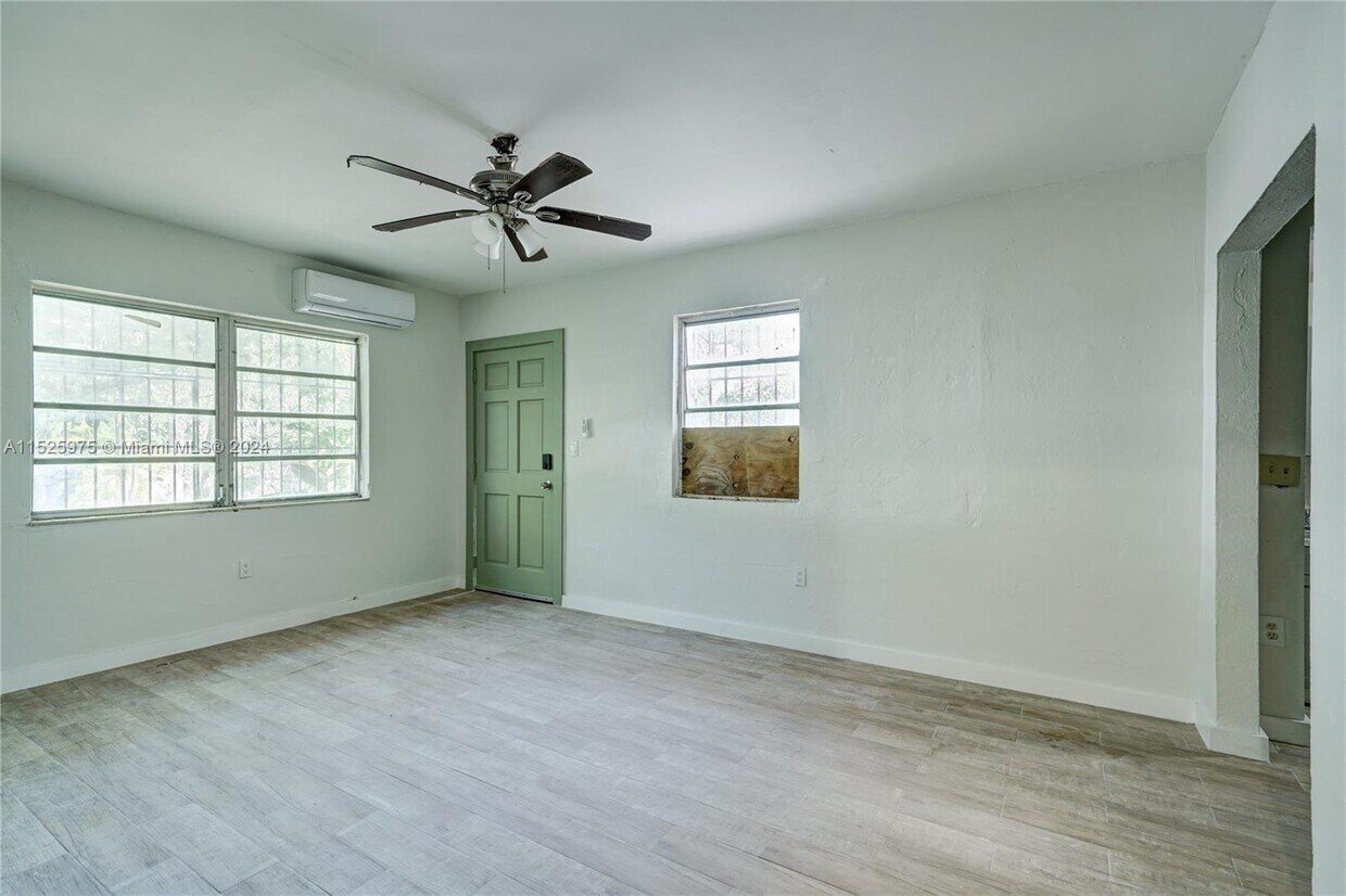 Primary Photo - 1020 NW 33rd St