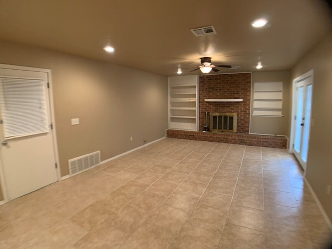 Foto principal - Northwest OKC 3 Bed 2 Bath For Rent!