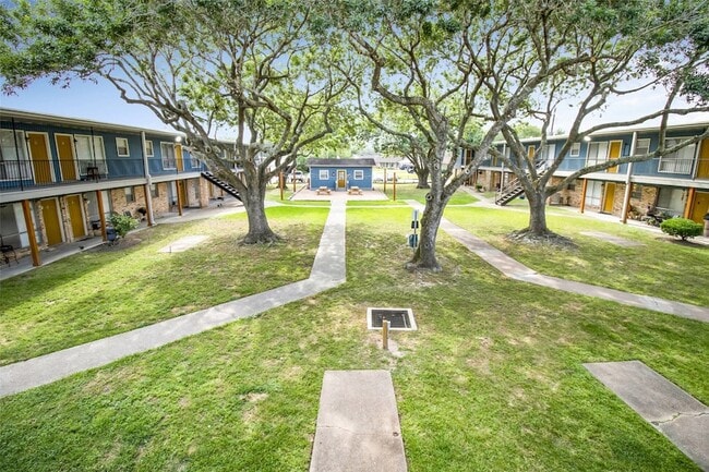 Building Photo - 1305 Memorial Dr