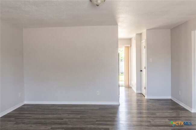 Foto del edificio - 2102 Hunt Dr