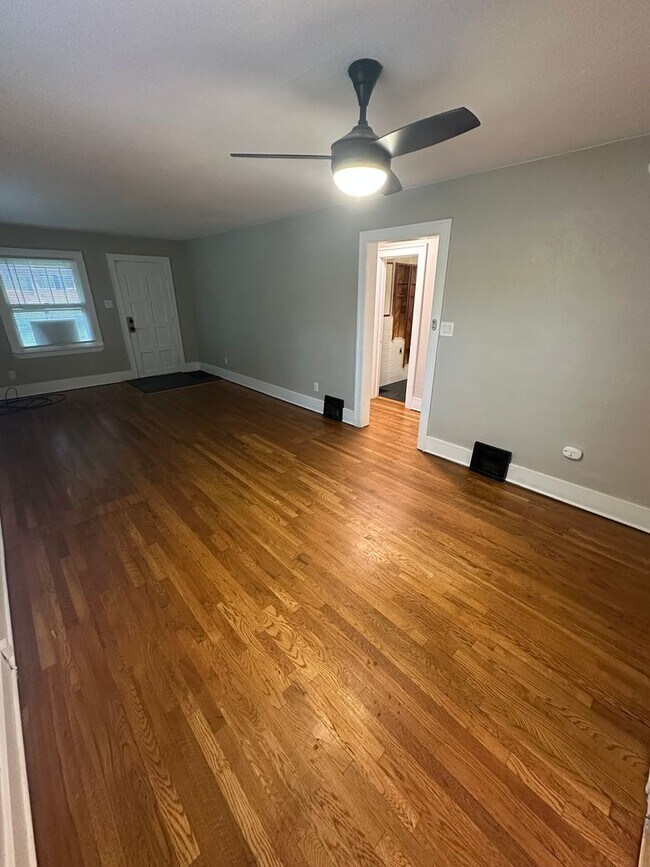 Building Photo - $1919 | 2BR/1BA | Cute Dog Friendly Home near Patty Jewett Golf Course