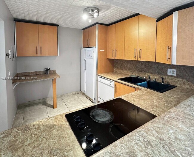 Foto del edificio - 2049 S Ocean Dr