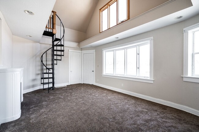 Building Photo - Beautiful 3 Bedroom + Den 2 Full Bath Uppe...